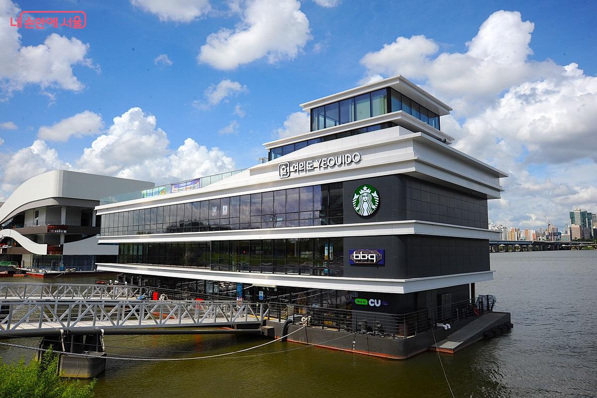 여의도 선착장은 지하철 여의나루역 2번 출구에서 도보 4분 거리에 위치한다. ©조수봉