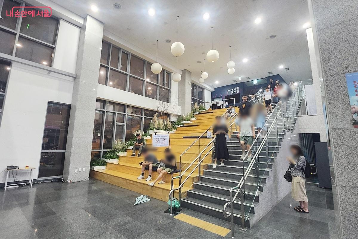 쉴 수 있도록 조성한 도서관으로 향하는 나무 계단 ©박은영