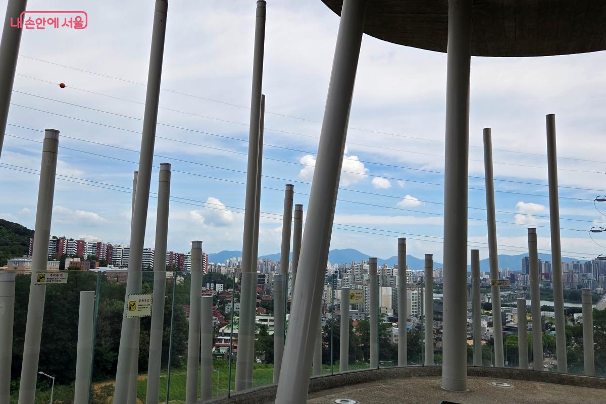 전망 공간에서 기둥 사이사이로 다양한 풍경을 만난다. ©김미선