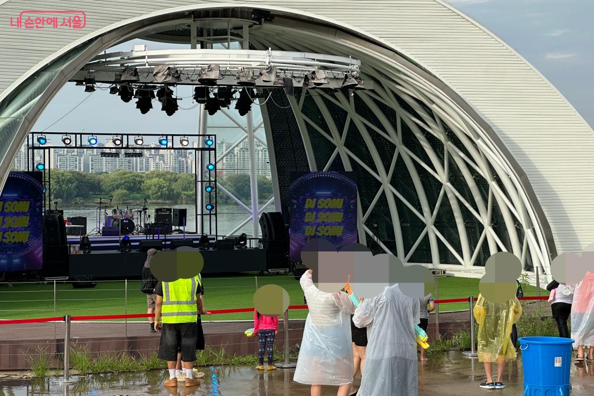 우비를 입고 물총을 쏘며 축제를 즐겼다. &copy;강다영