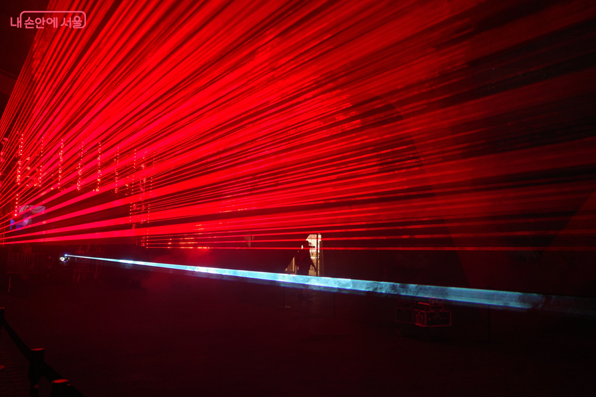 대만 미디어 아티스트 아카 창의 화려한 레이저 인스톨레이션 ©김미선