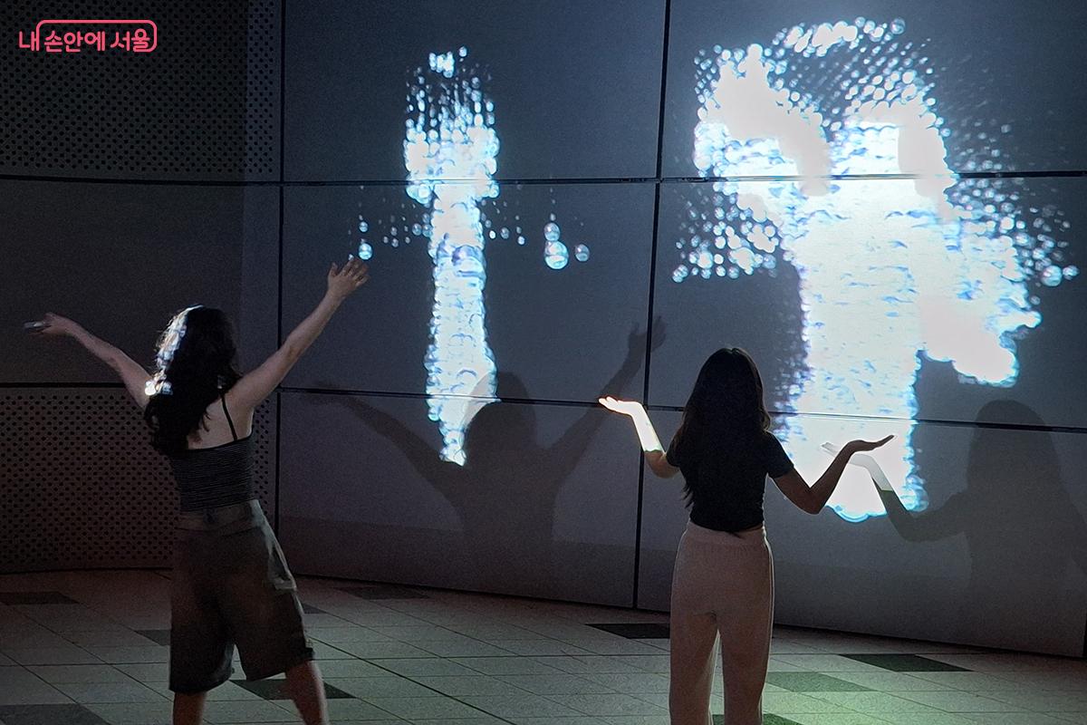 'Rhythm in Droplets'는 관람객의 움직임에 반응하는 인터랙티브 레이저 퍼포먼스로 관객들의 참여를 이끌어냈다.