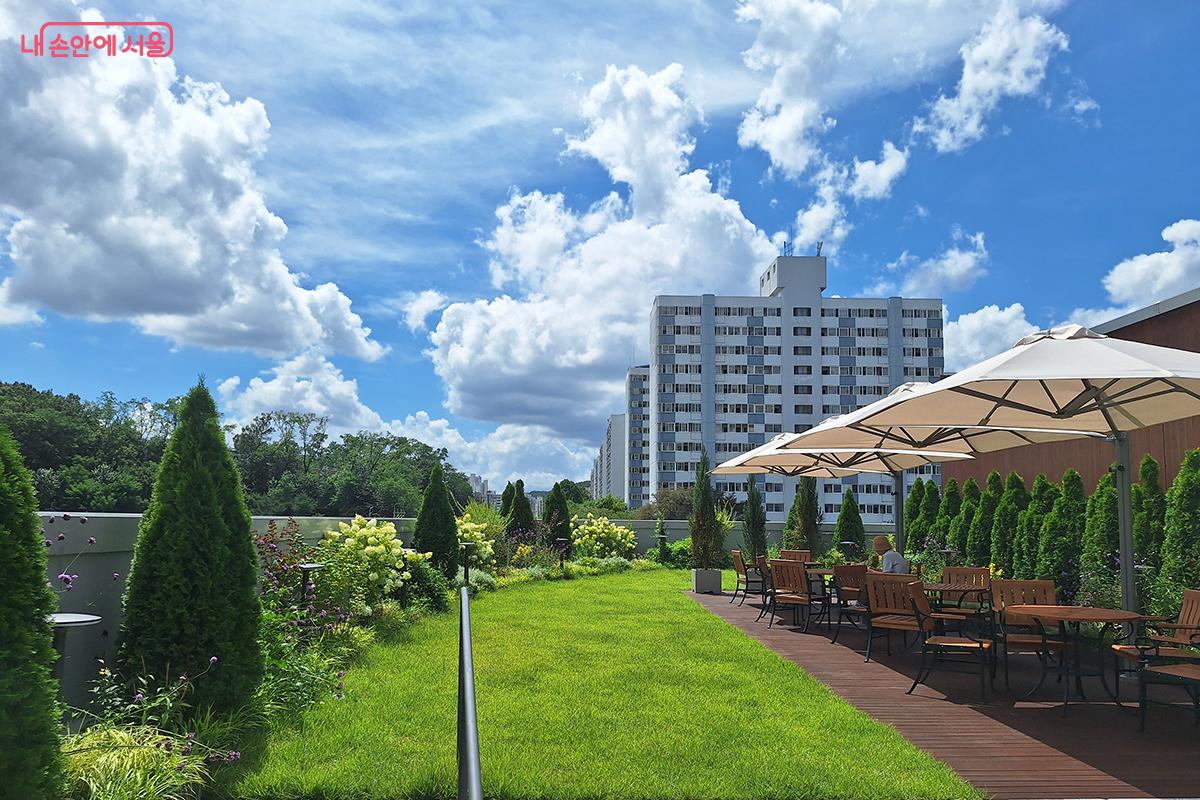 월계도서관의 옥상에 조성된 옥상정원 &lsquo;달빛정원&rsquo; &copy;정향선 