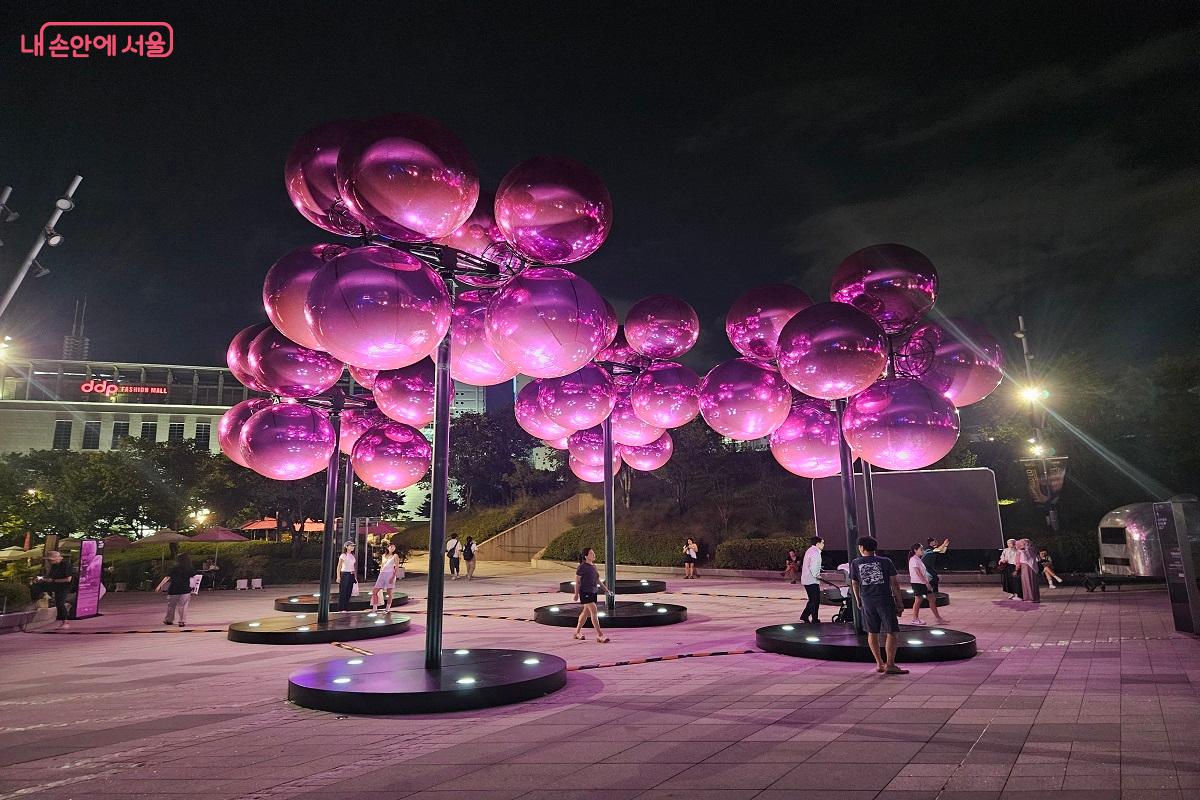 도시의 풍경을 담은 키네틱아트 &lsquo;Molecular Cloud&rsquo; &copy;김진호