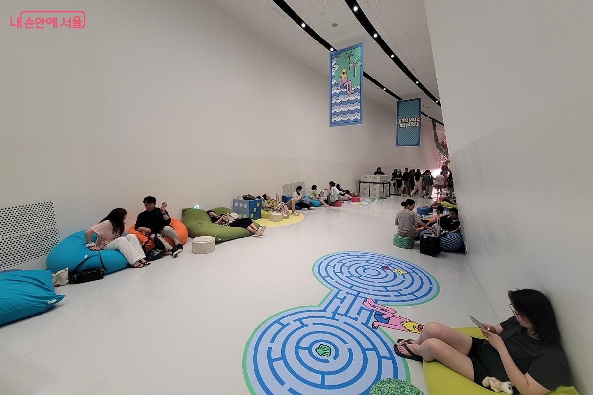 휴식하기 좋은 공간이 조성된 디자인 둘레길 ©박미선