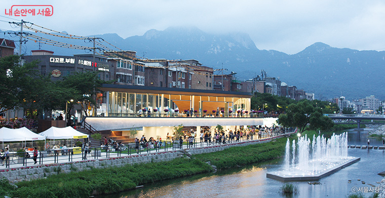 우이천은 북한산과 수변 풍경, 휴식 공간이 조화를 이룬다
