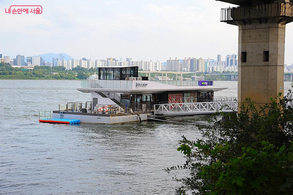 옥수 선착장은 지하철 옥수역 3번 출구에서 도보 5분 거리에 위치한다. ©조수봉