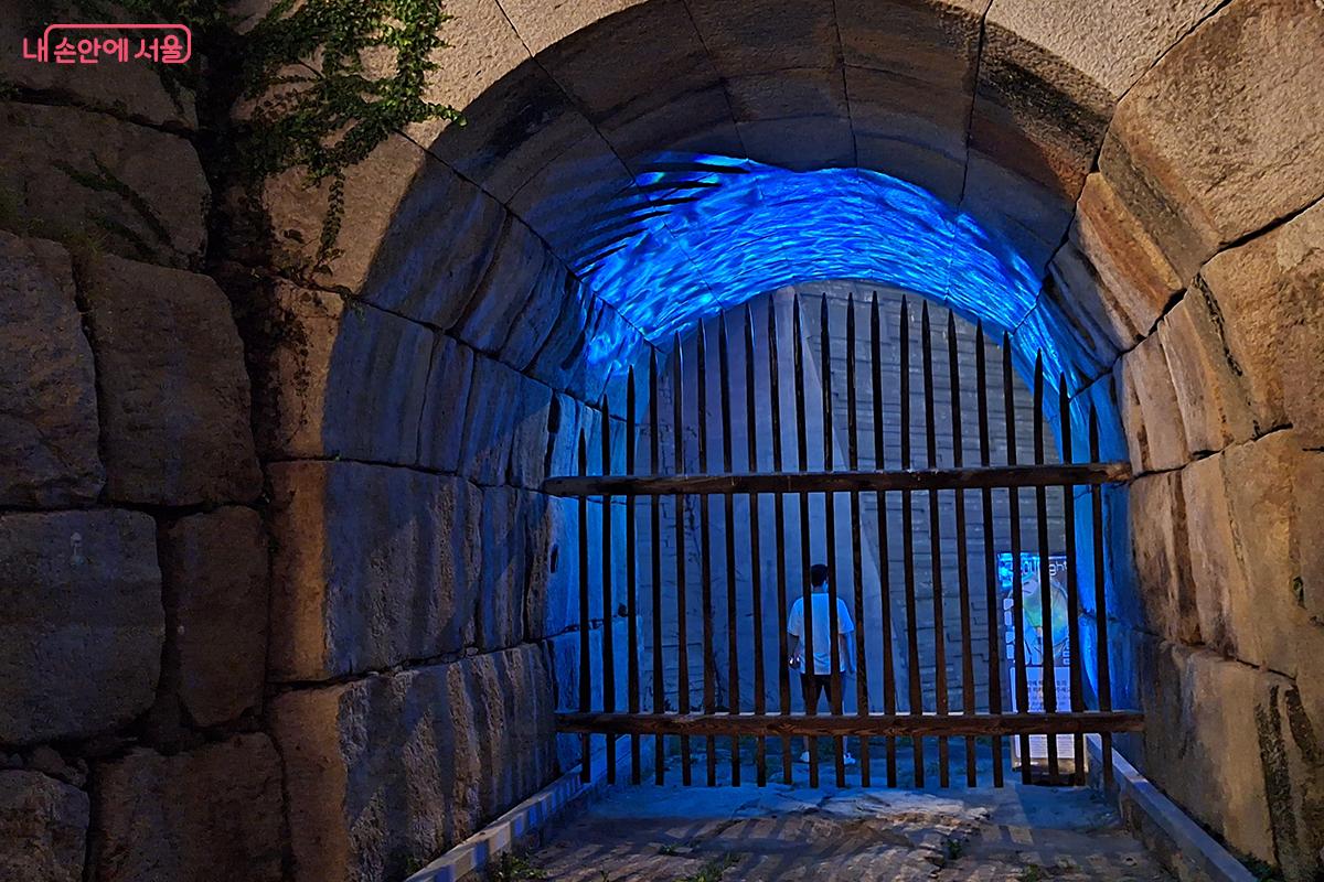 이간수문의 거대한 문 속으로 레이저가 만들어내는 빛의 터널이 생긴 듯하다. ©이혜숙