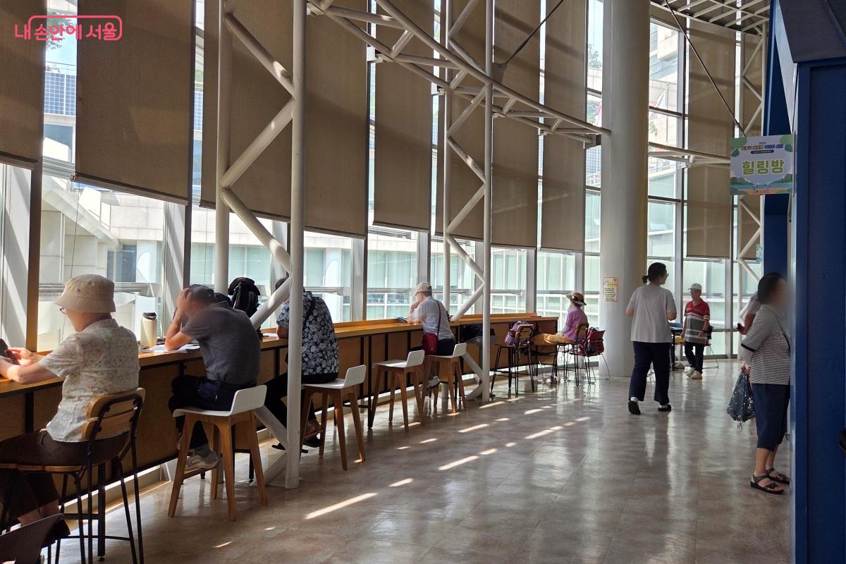 창밖의 잔디마당을 보며 앉아 쉴 수 있도록 창가에 의자와 테이블을 설치했다. &copy;김미선