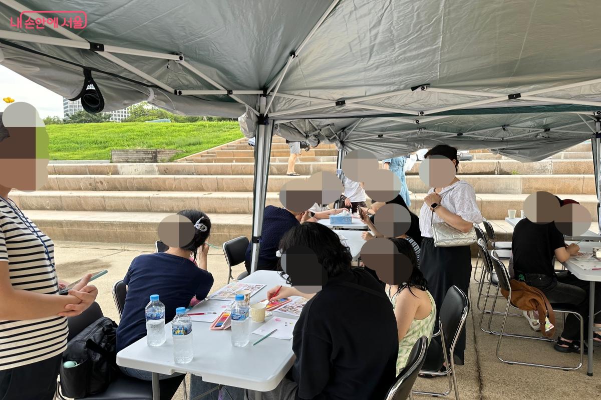 페이스 페인팅이 진행되는 부스 &copy;강다영