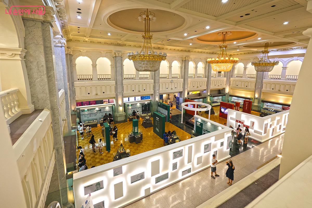 2층에서 내려다본 화폐박물관 실내 전경 ©김주연