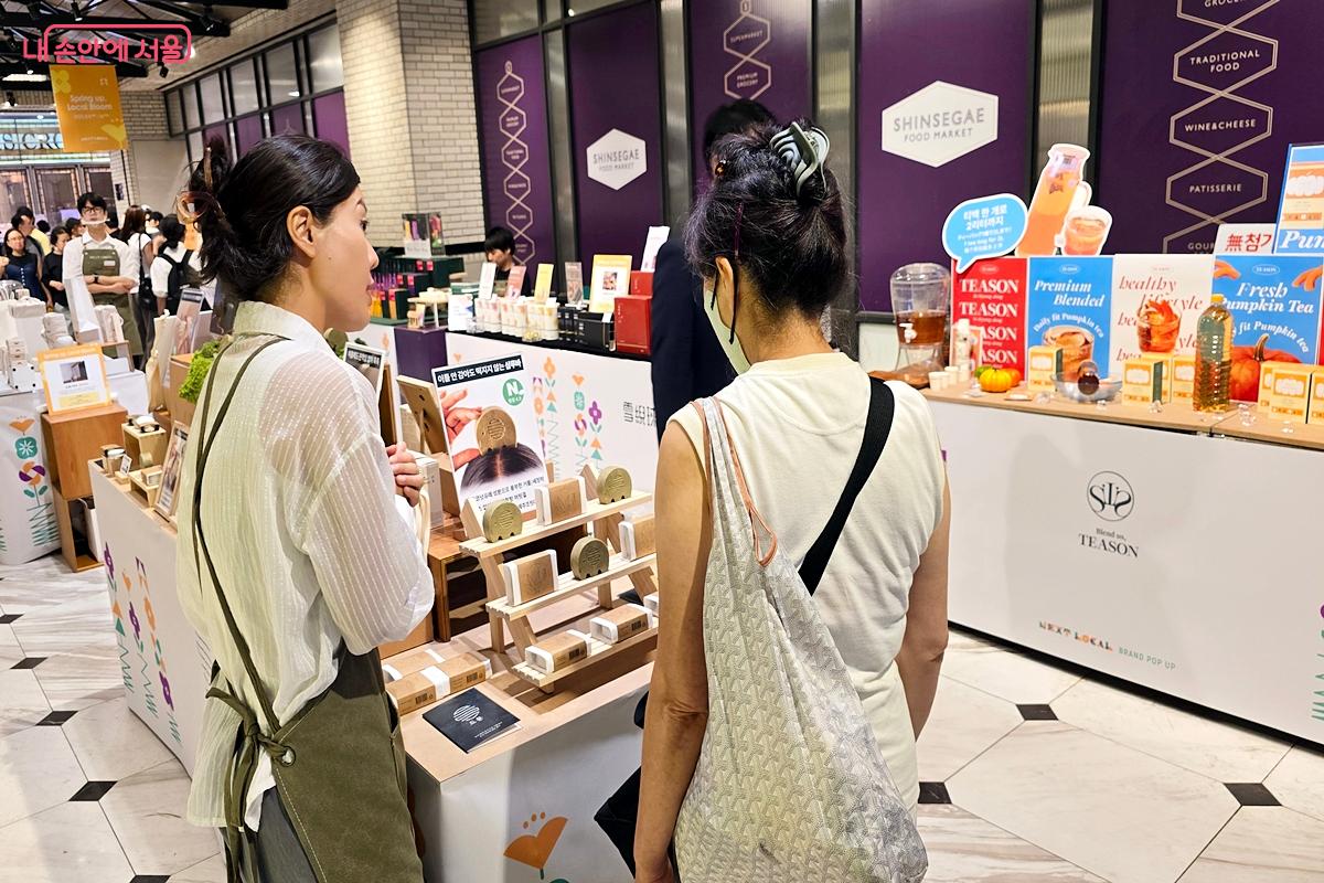 드문에서 제주 조릿대 삼퓨바 및 영월의 고체 클린저 제품을 소개하고 있다. ©김윤경