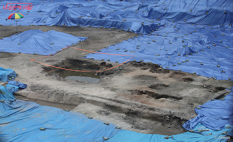 4미터 두께의 흙더미 속에 옛사람들의 흔적이 차례로 쌓여 있었다. 