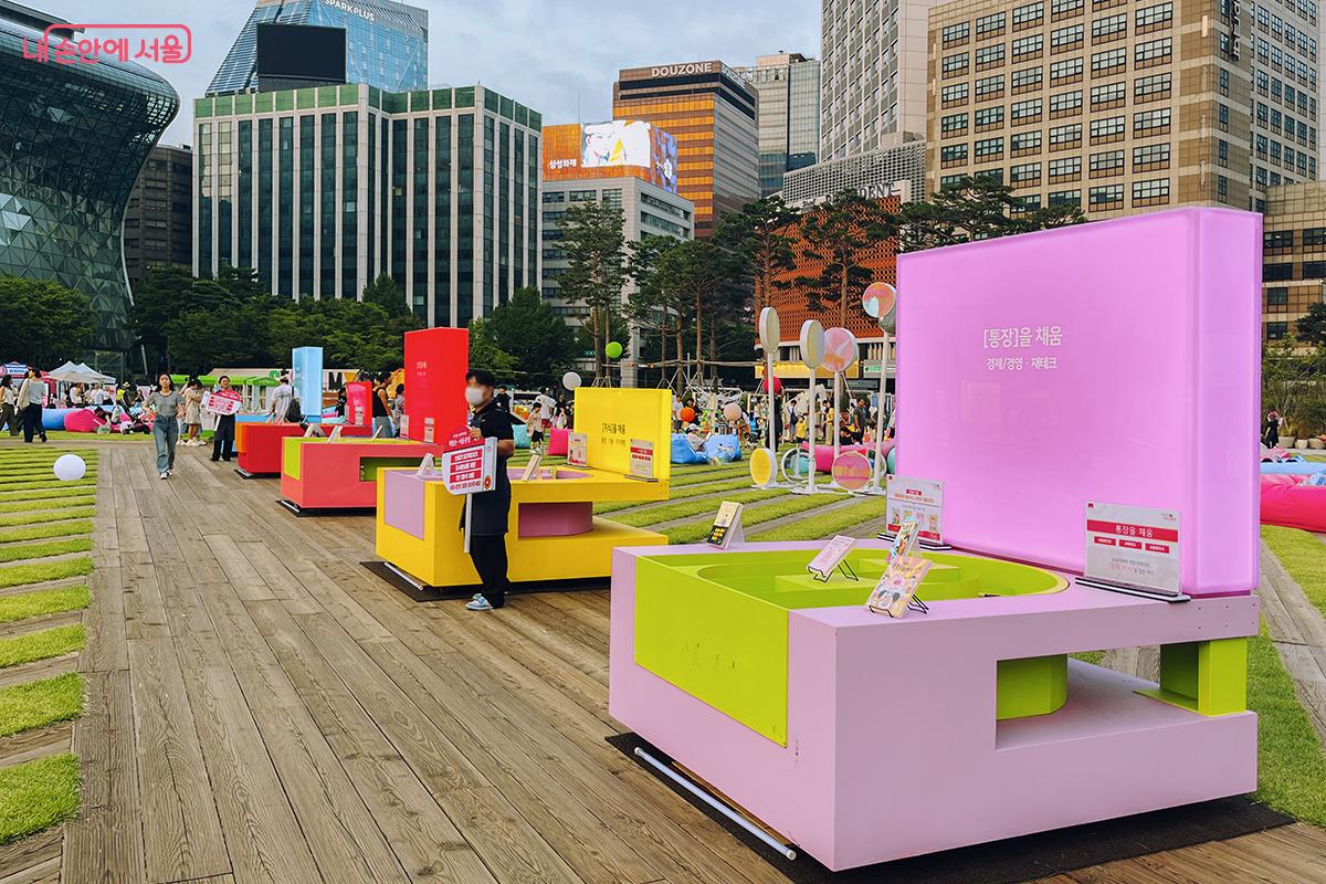 혹서기를 고려해 늦은 오후부터 운영을 시작했고, 서고에는 분야별 추천 도서가 마련됐다. ©김아름