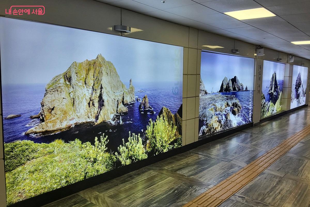 '나라사랑'의 뜻을 상기시키는, 광화문역 지하보도에 설치되어 있는 '독도전시관' ©이상돈