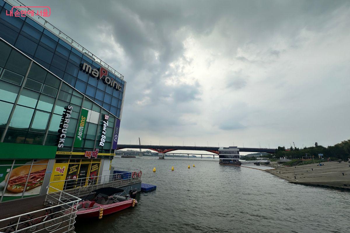 한강버스 망원선착장 옆, 물 위에 편의시설을 갖춘 건물이 있다. ©김재형