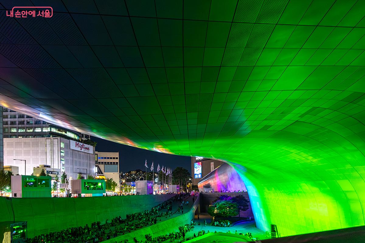 비정형 곡선 위로 흐르는 빛, 그 아래 시민들은 문화의 파노라마를 걷는다. ©문청야