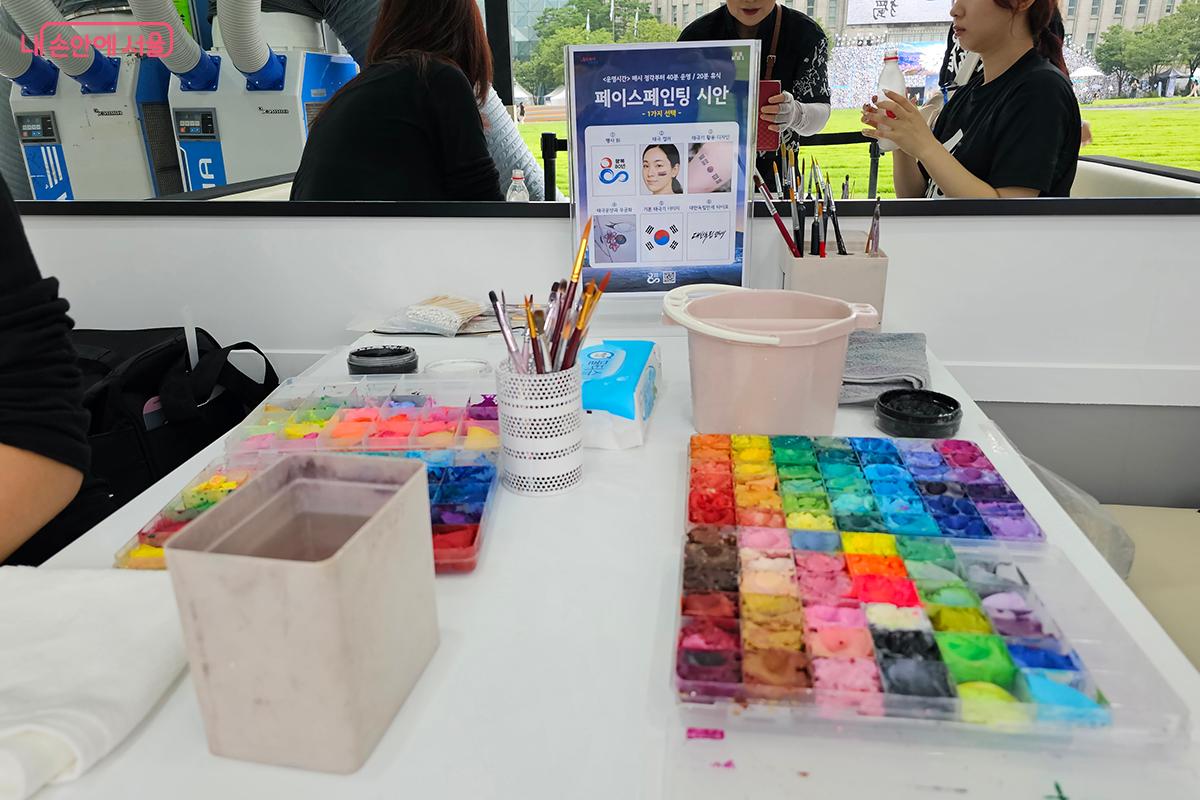 ‘KTX-청룡’관 안에서는 광복절 페이스 페인팅 체험 행사를 열어 참가자가 원하는 문양을 얼굴에 그려준다. ©정향선