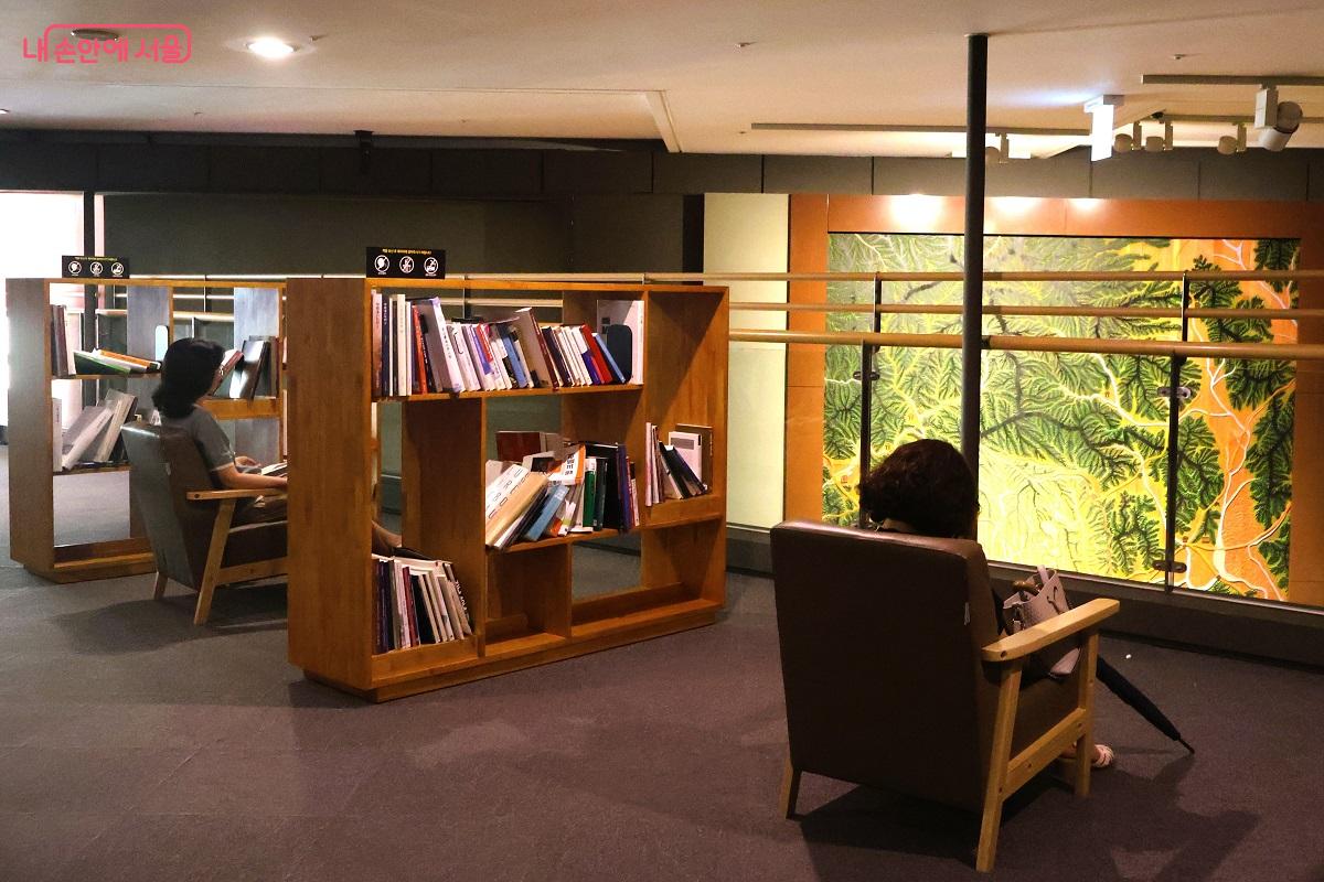 서울역사박물관 발간물과 서울 관련 자료를 열람할 수 있는 4층 ‘정보의 다리’ ©이봉덕