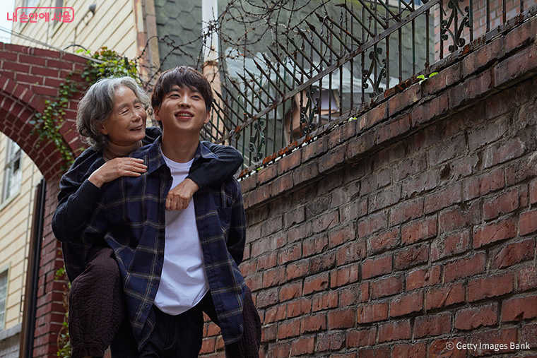 한국의 복지 제도는 가구주 중심으로 설계되어 있어, 청년은 공적 지원의 사각지대에 놓이기 쉽다.