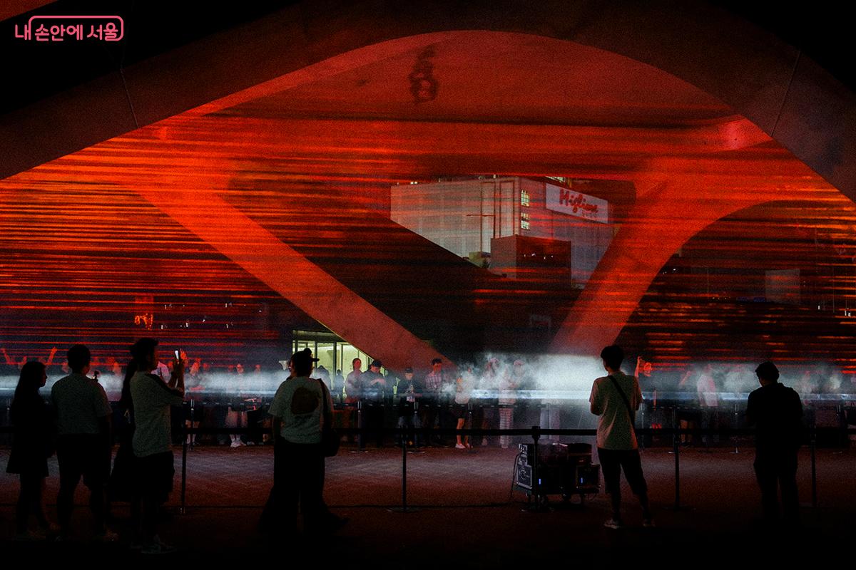 노출 콘크리트 구조를 가로지르는 역동적인 레이저 빛줄기와 연기가 인상 깊다. ©김아름