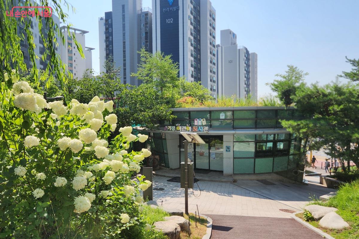 2층에는 손기정체육공원 어린이놀이터로 이동할 수 있는 출입문이 있다. &copy;김미선