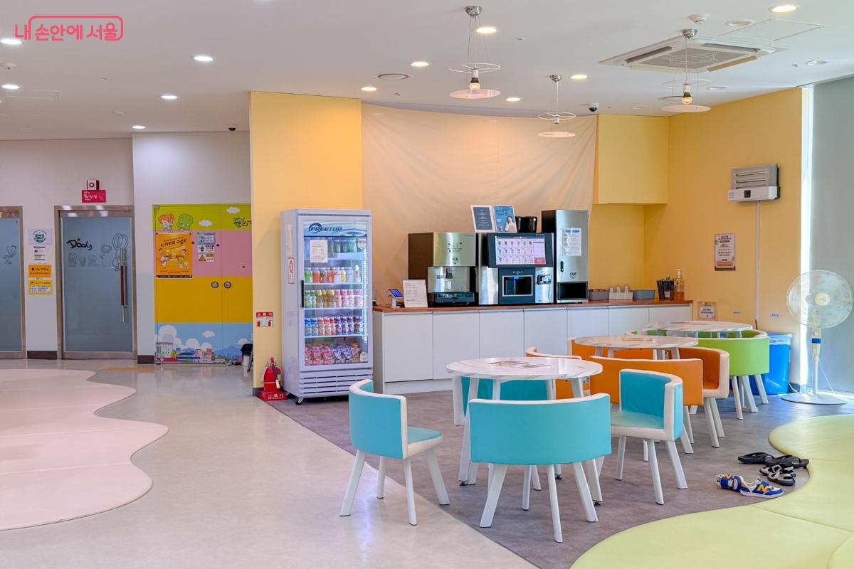 3층 음료를 마실 수 있는 공간, 무인 커피와 뽀로로 음료수도 있다. &copy;이미현