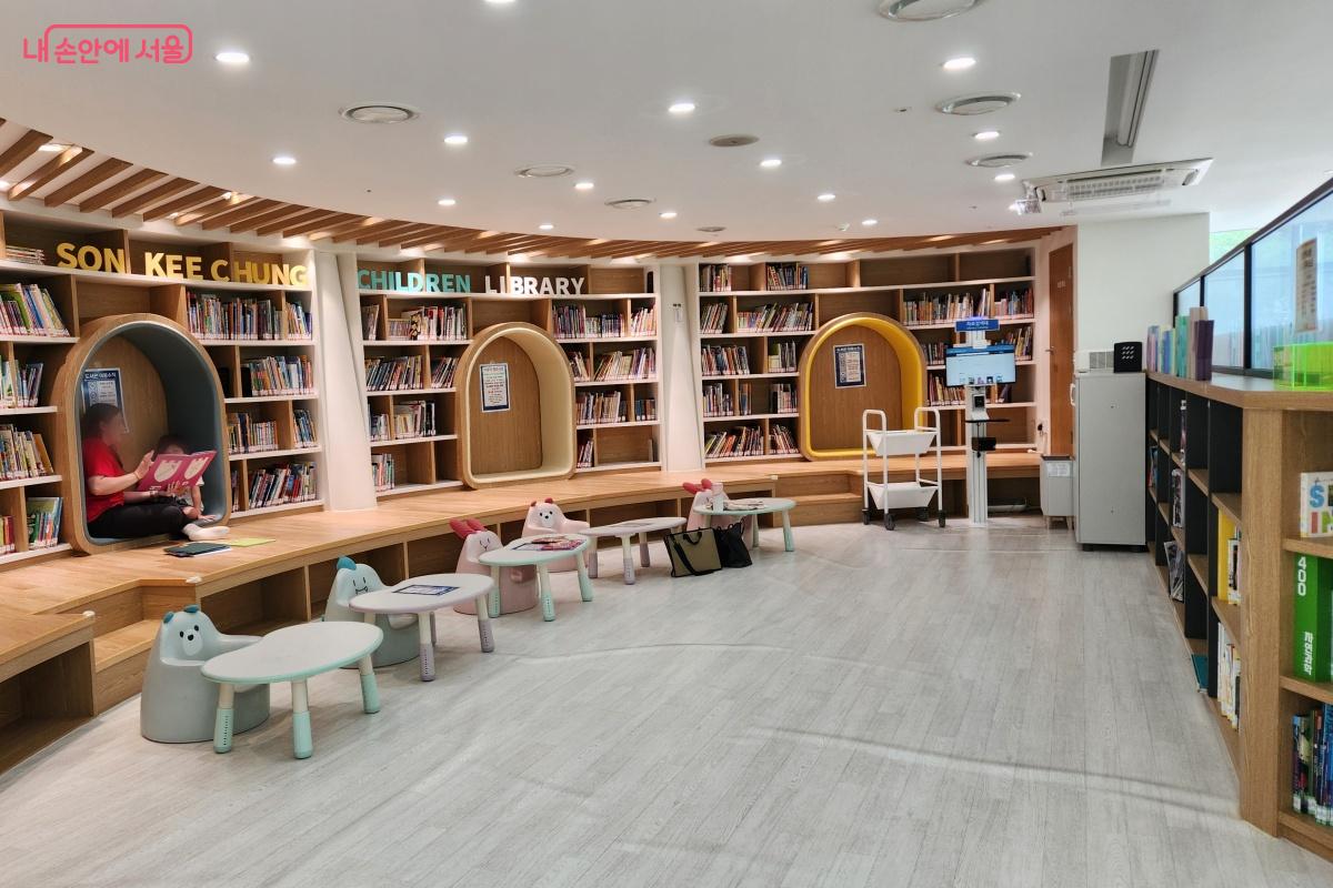 어린 아이도 엄마와 함께 책을 읽으며 책과 친해질 수 있는 공간 &copy;김미선