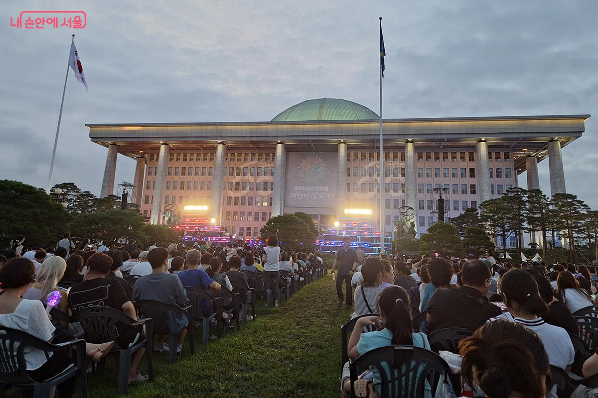 1만 명이 넘는 시민들이 행사 시작 전부터 국회의사당 잔디마당을 가득 채웠다. &copy;백승훈