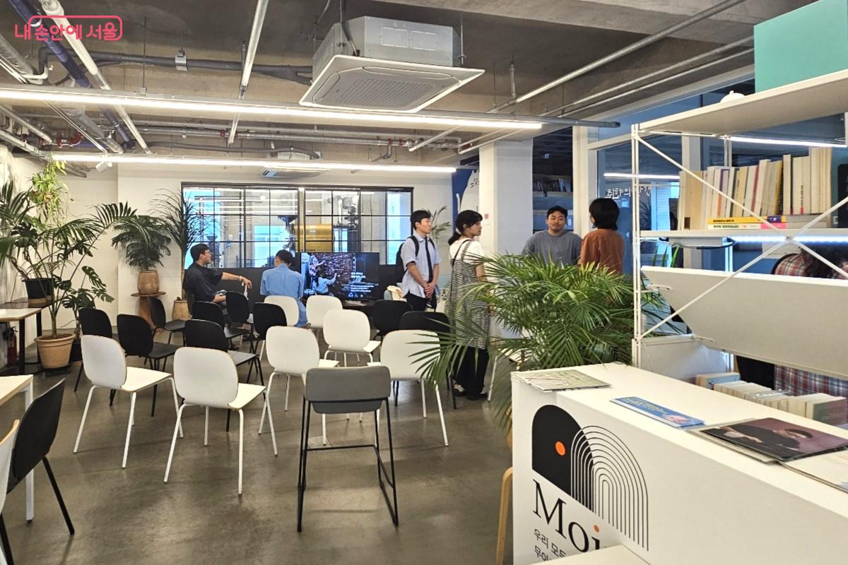 프로그램이 끝난 후에도 대화를 나누며 서점을 둘러보는 참여자들 ©최정윤