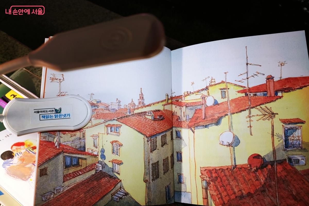 LED 독서등을 대여해 야간독서를 즐겼다. &copy;김병규