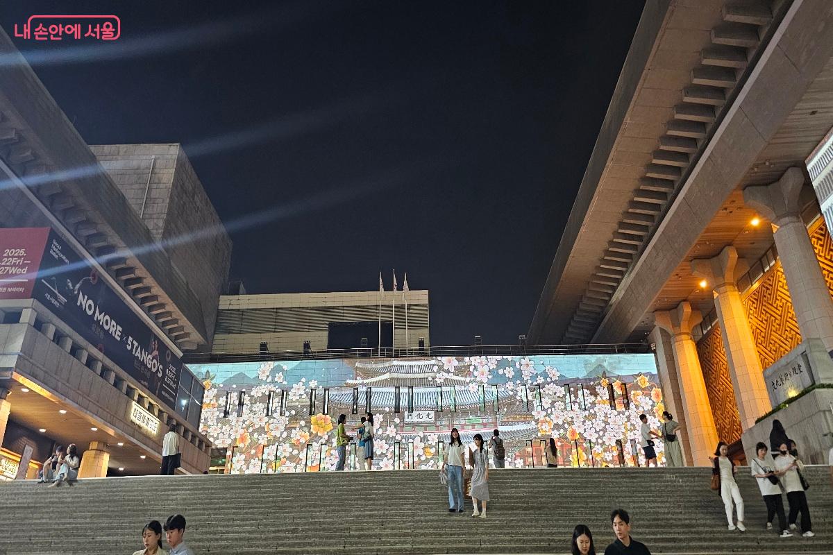 공연이 끝나고 나와서 본 미디어파사드 &copy;권연주