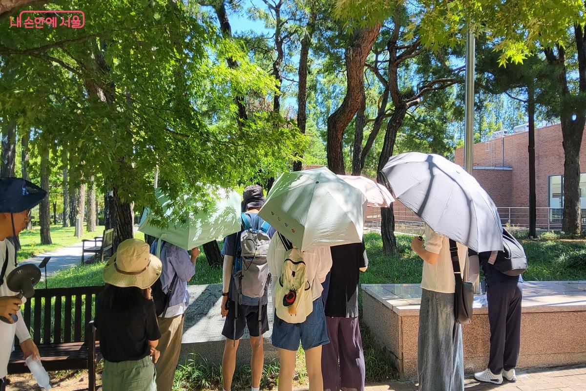 선유봉 표시석에서 선유도 역사에 대해 듣고 있다. ©권수진