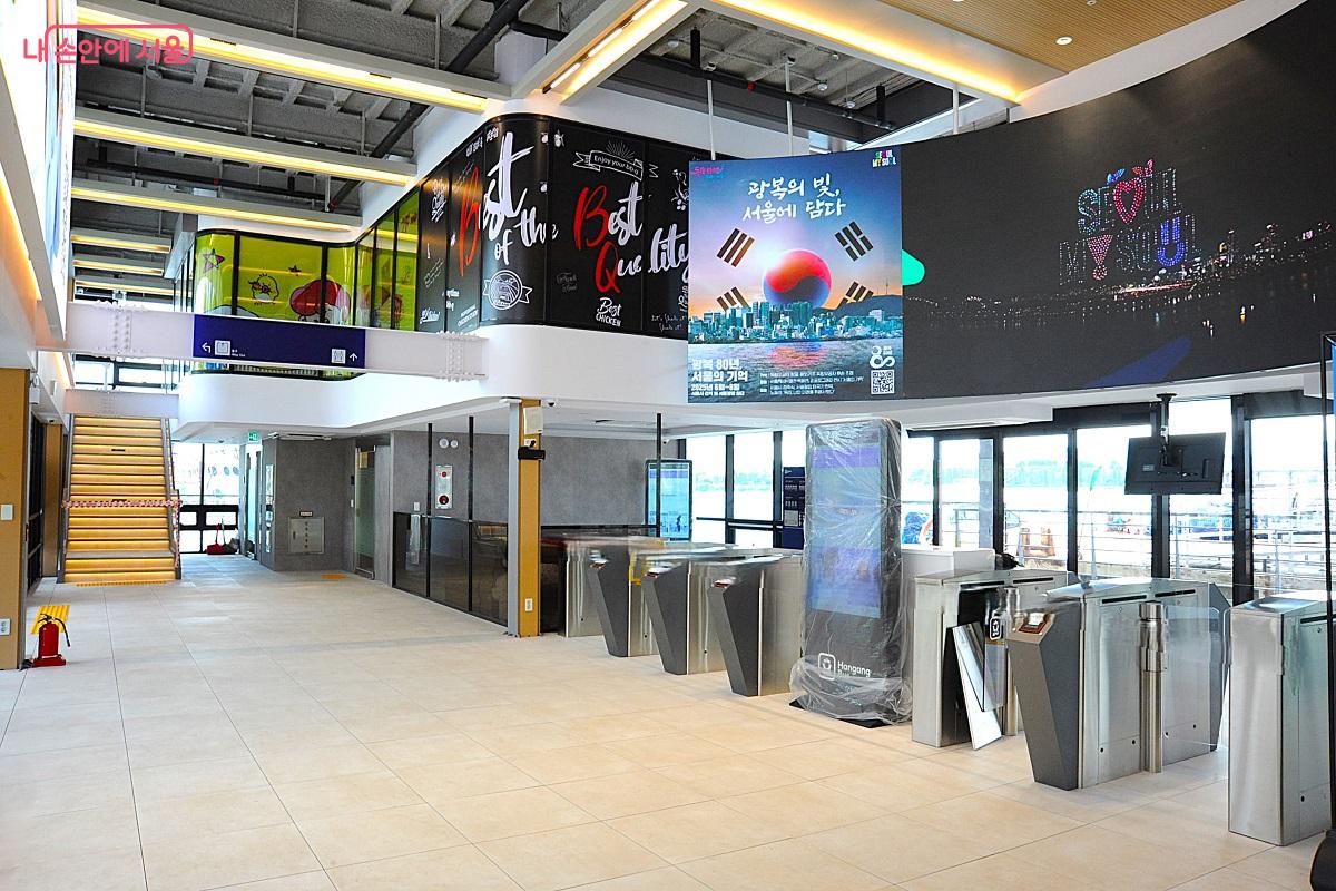 뚝섬 선착장 승강장 ©조수봉