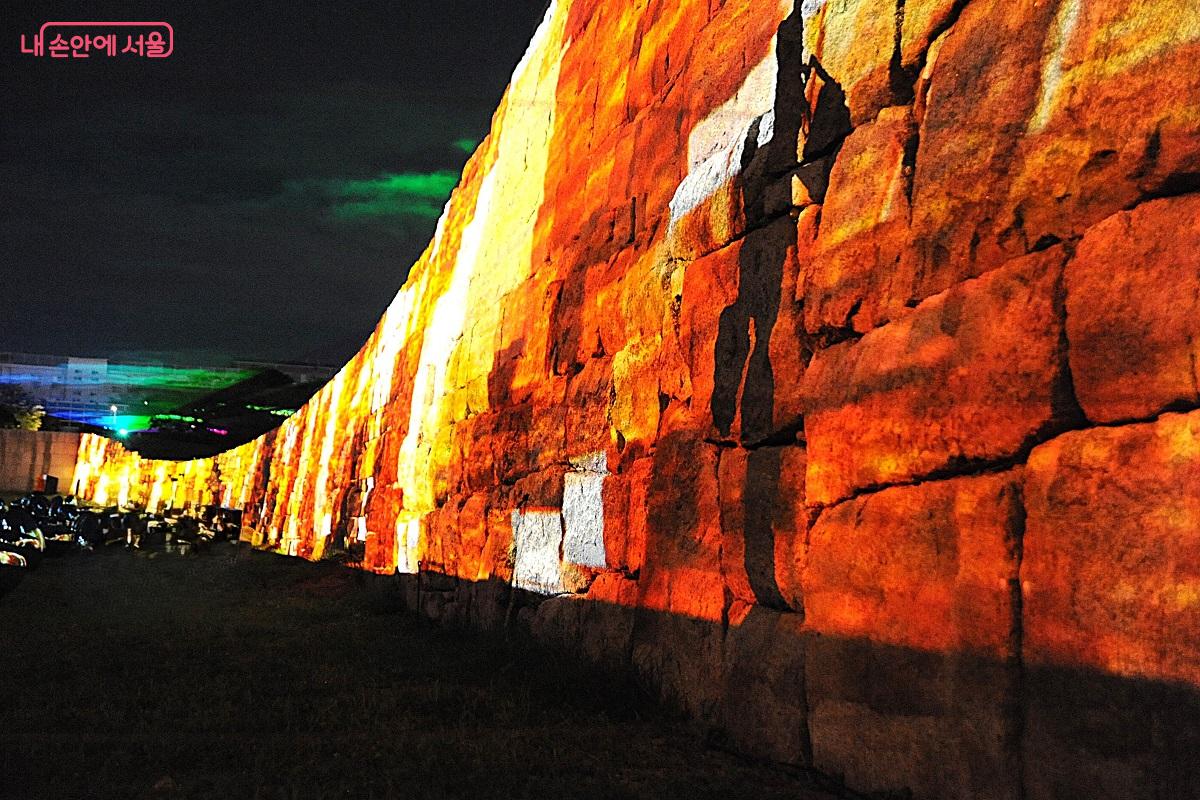 ‘Fluid Memory’는 성곽을 따라 펼쳐지는 빛의 패턴과 유체 시뮬레이션을 통해 시간의 흐름과 기억을 재구성했다. ©조수봉