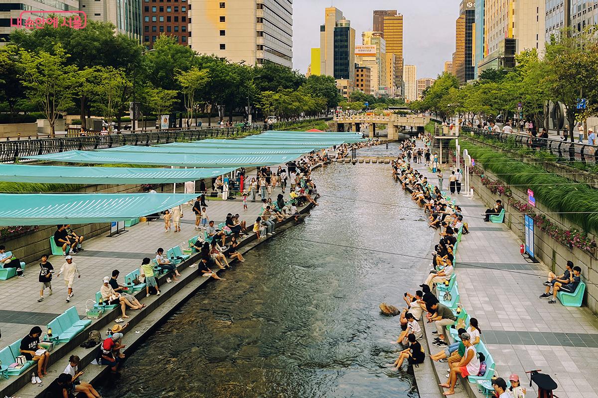 다른 두 곳보다 조금 더 이른 오후 4시부터 열린 ‘책읽는 맑은냇가’. 서울광장에서 광화문광장으로 가는 길 사이에 자리 잡고 있다.(모전교~광통교) ©김아름