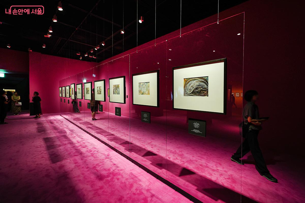 어두운 전시장 곳곳에 화려한 색감의 작품들이 눈길을 끈다. ©김주연