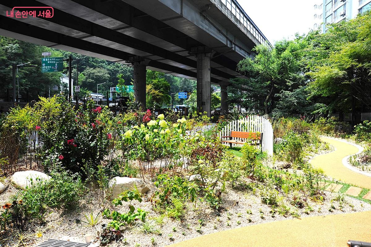 그린아트길에는 정원을 조성하고 체육 시설을 설치했다. ⓒ조수봉
