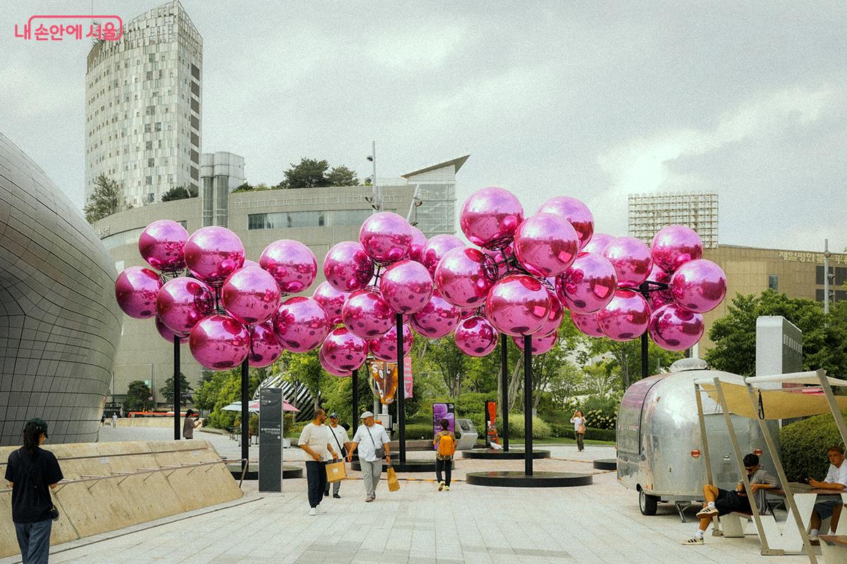 빈센트 르로이 작가의 키네틱 설치작품 ‘Molecular Cloud’ ©김아름