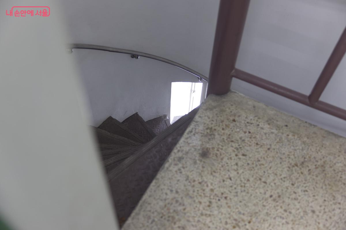 5층 조사실로 이어진 나선형 계단 &copy;임중빈