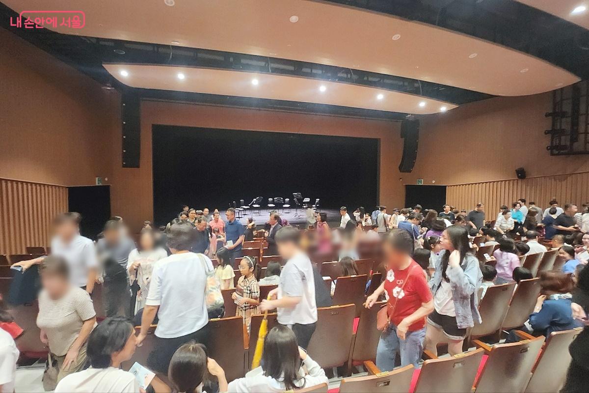 공연이 끝난 후 즐거운 마음으로 공연장을 나서는 사람들 ©박은영