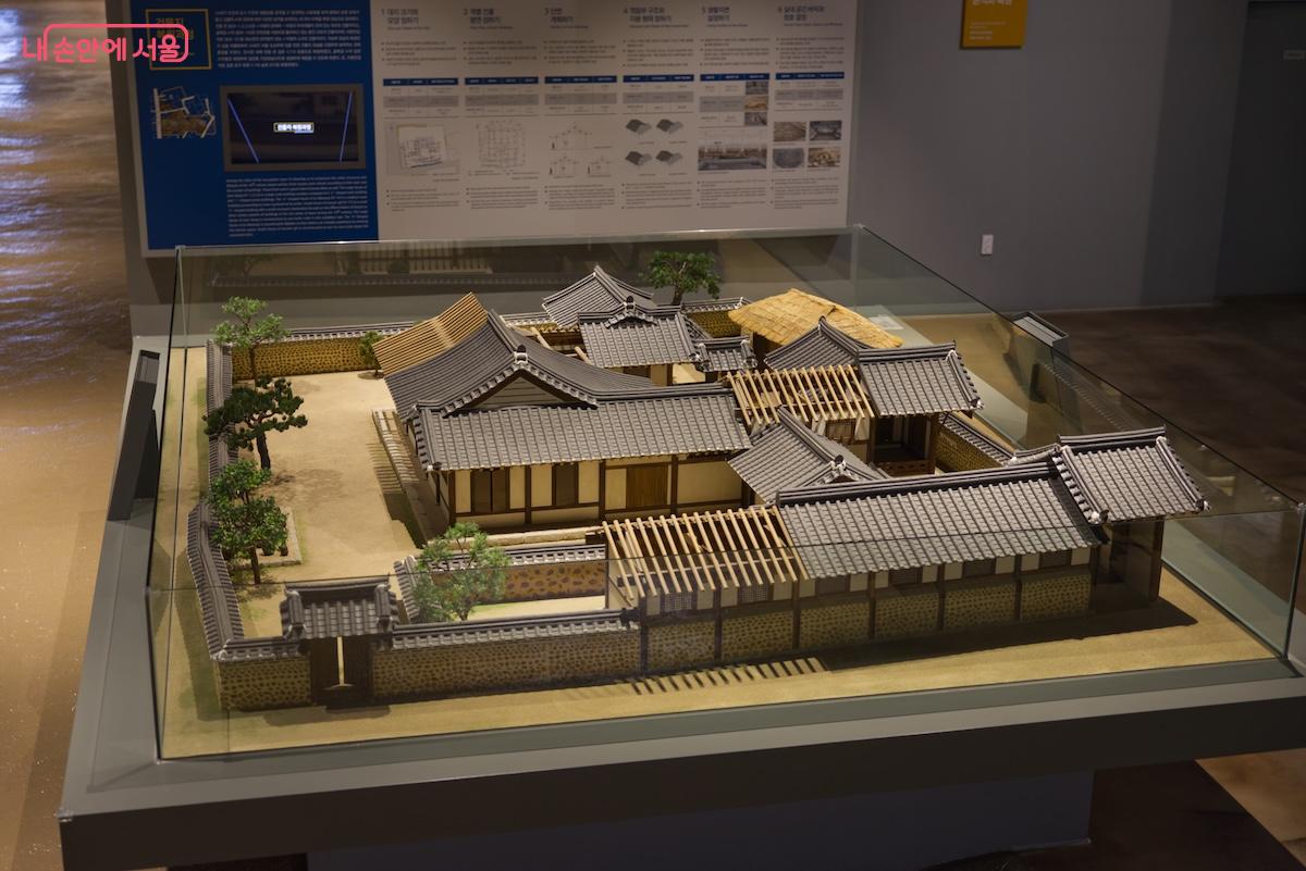 1/10 축소 모형, 가상현실인 VR체험, 출토된 유구 위에 1:1 복원 모형 등 다양한 방법으로 전시해 놓았다. &copy;임중빈