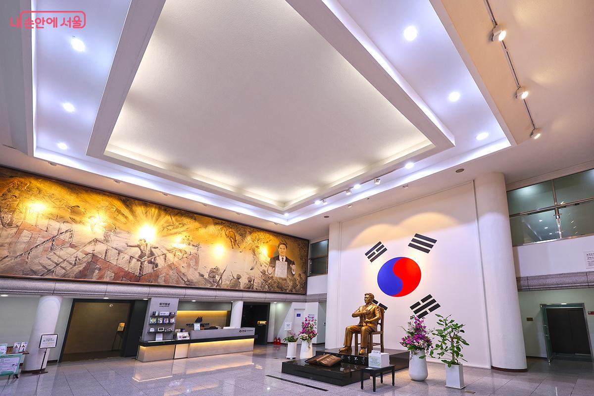 죽필로 그린 상하이 의거 및 농민운동 기록화 작품이 인상적이다. &copy;김주연