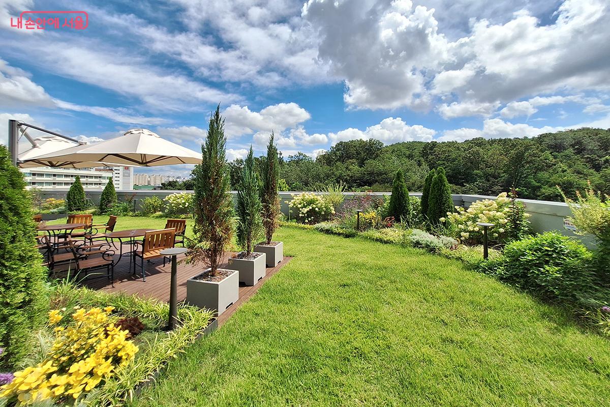 &lsquo;달빛정원&rsquo;은 도서관 바로 앞에 위치한 영축산의 수려한 경치도 즐길 수 있다. &copy;정향선 