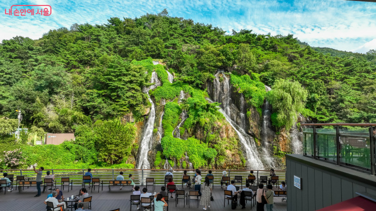 글로벌 명소가 된 서대문구 ‘홍제천 수변테라스’ 앞 홍제폭포