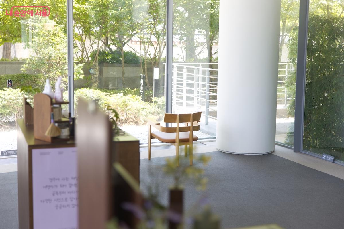 1층 로비 서편에는 '트래블 라운지'라는 공간이 있어 다양한 역할을 수행하고 있다. &copy;임중빈