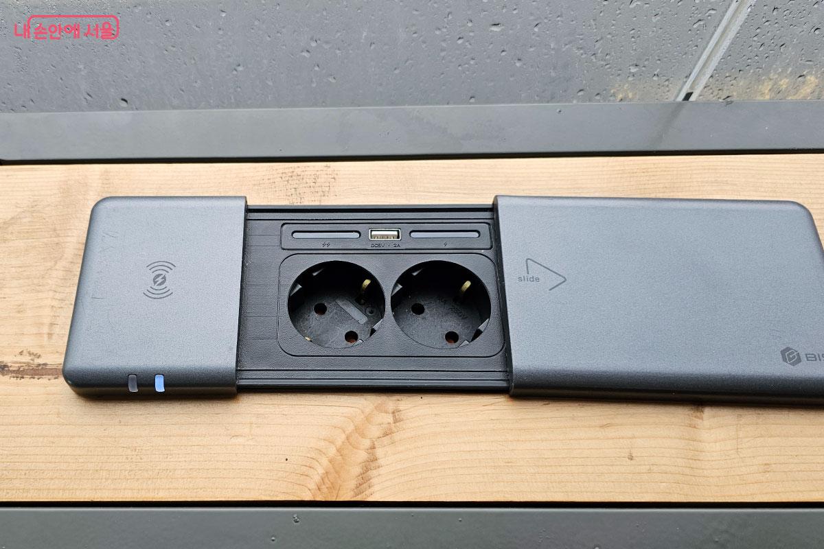 버스를 기다리는 동안 스마트폰 충전을 할 수 있게 충전 시설이 있다. &copy;홍혜수   