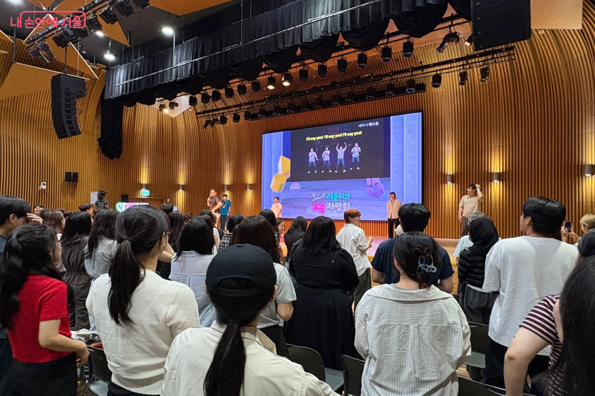 강연 시작 전 세바시 '예스로빅'을 배우고 있는 시민들의 모습 ©이혜린
