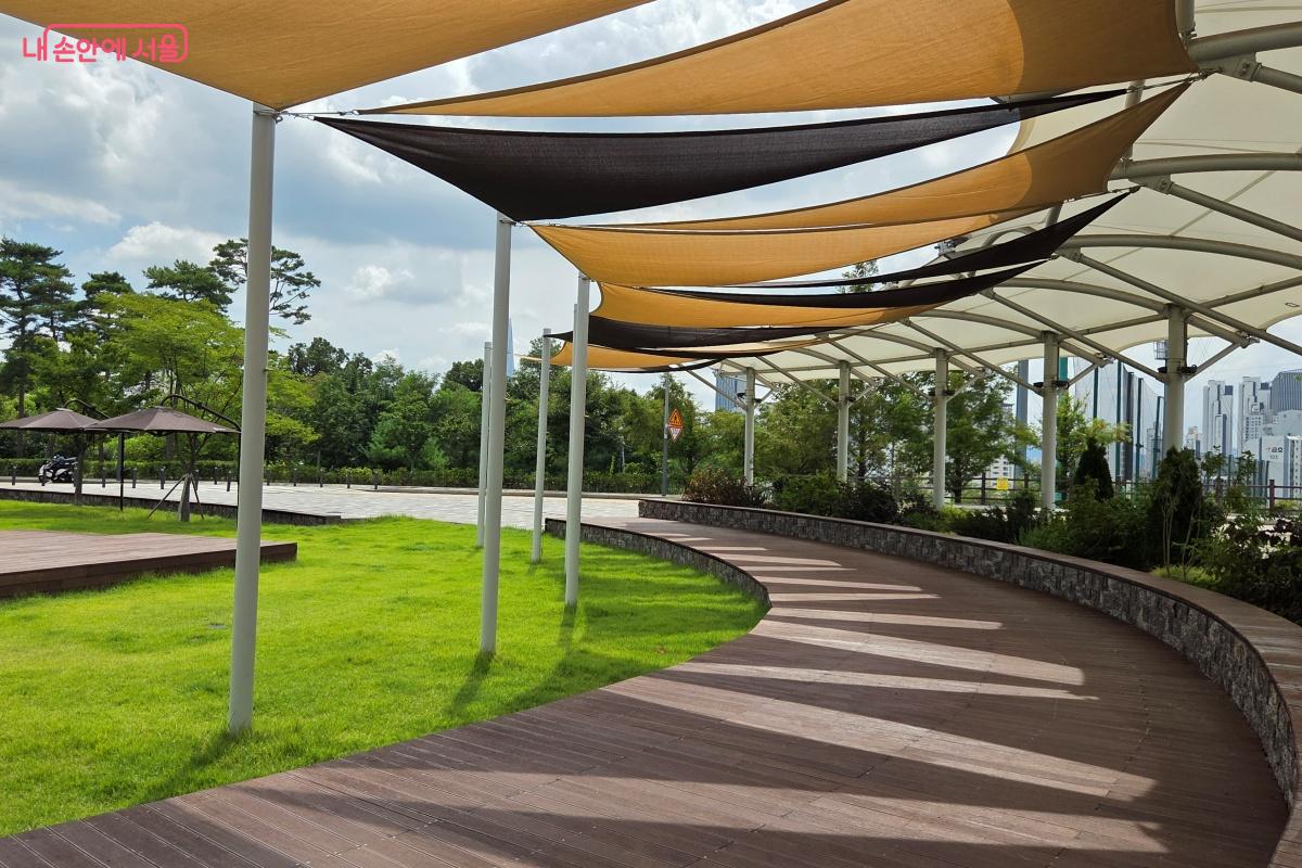 소공연장인 나루마당의 잔디 위에 그늘막이 있다. ©김미선