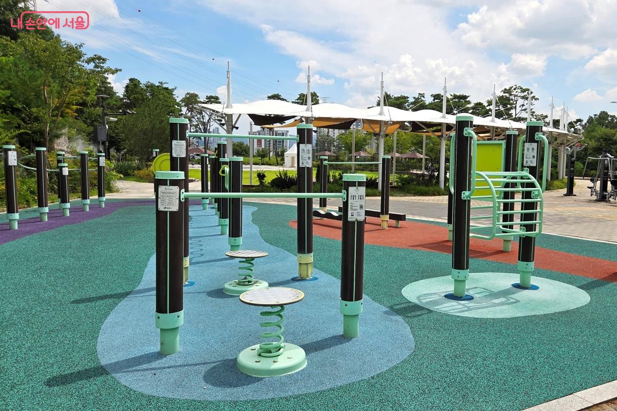 운동기구마다 운동 방법을 안내하고 있다. ©김미선